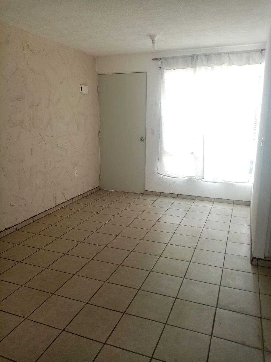 5 de 15: Sala-comedor con puerta cerrada 