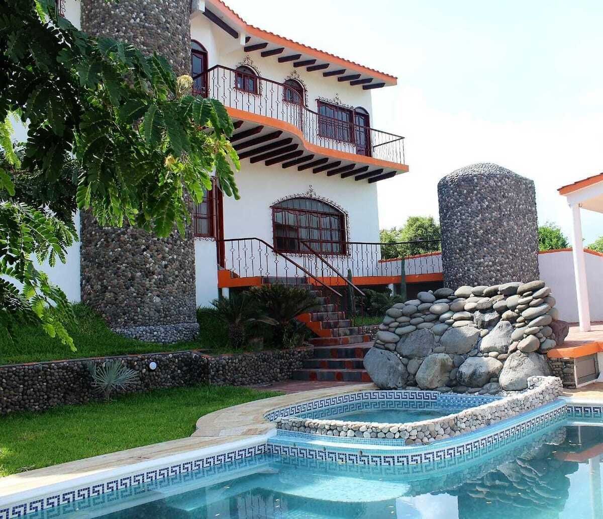 Casa ESTILO COLONIAL en venta en Residencial Luis Fernando. ANTON LIZARDO, VER.
