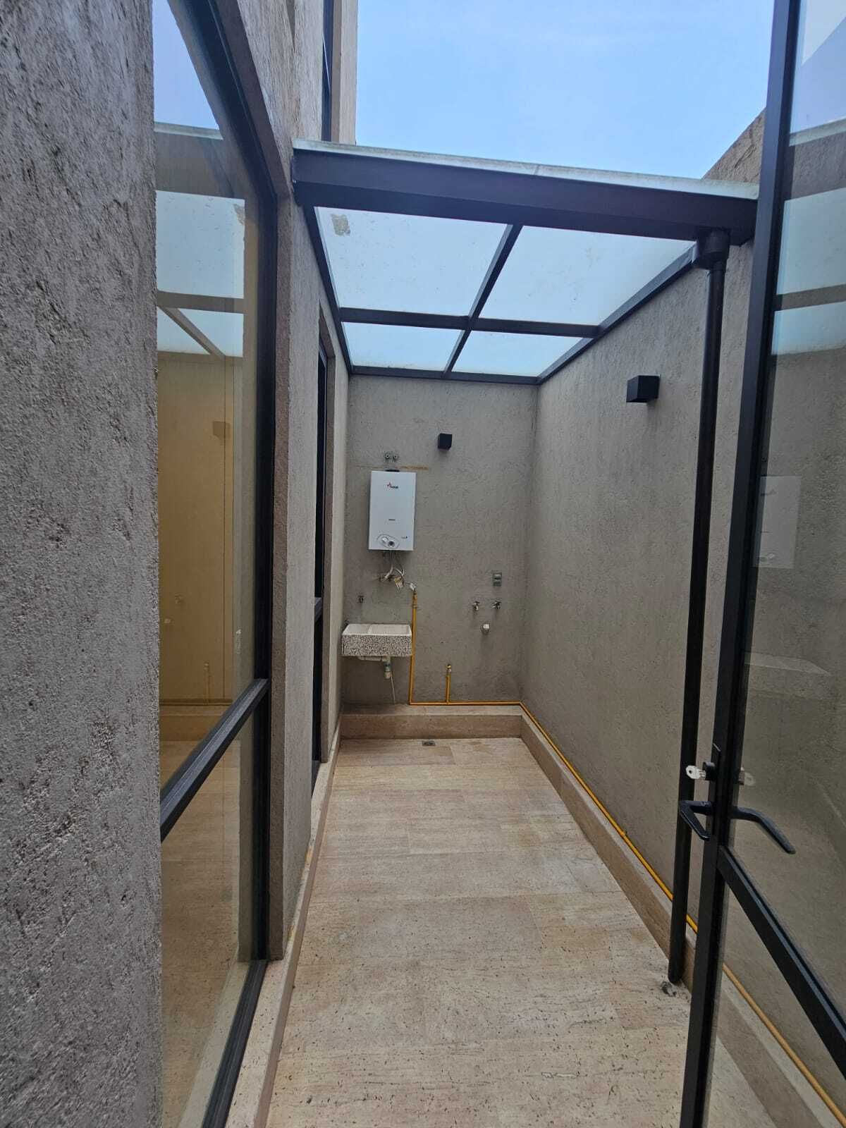 5 de 13: PATIO TECHADO CON LAVADERO