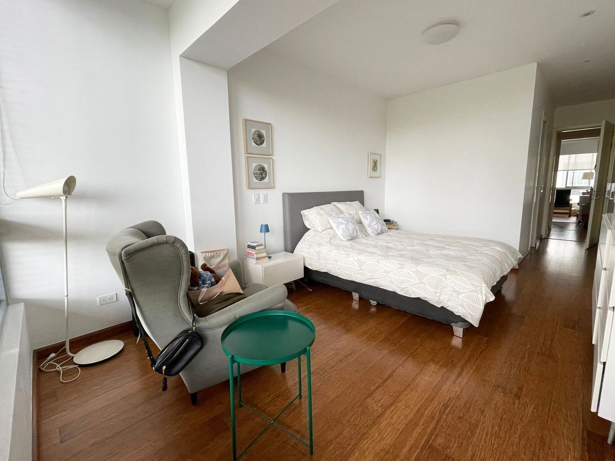 7 de 21: Dormitorio principal con espacio para un sillón.