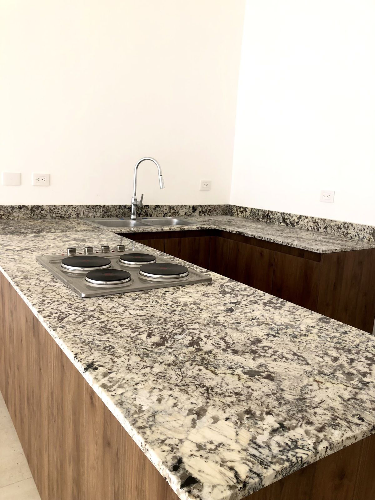 15 de 22: Barra con granito