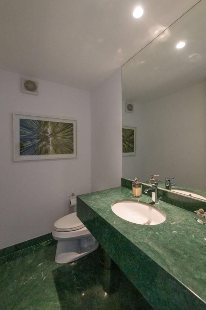 8 de 26: Baño de visitas con hermoso mármol verde en pisos y mesada