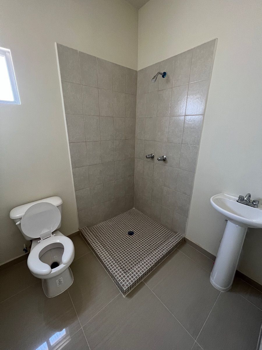 Baño completo compartido, photo 14 of 26