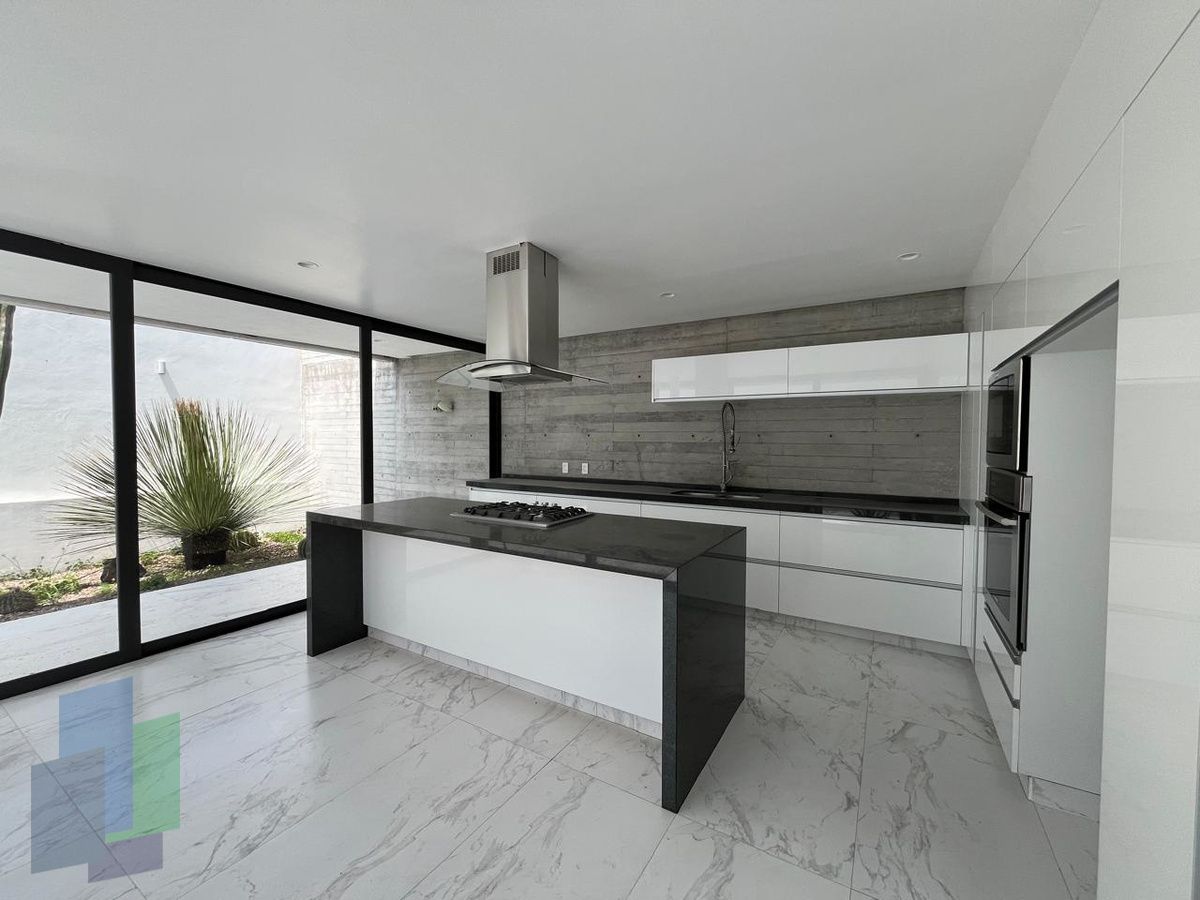 1 of 27: Cocina integral con amplios espacios.