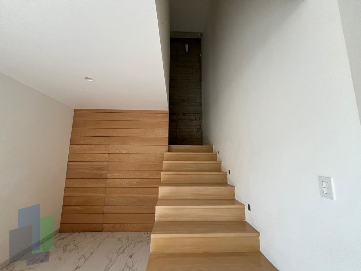 8 of 27: Acceso a planta alta