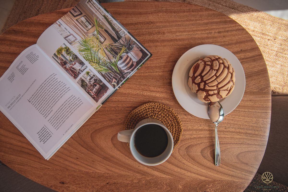 4 de 49: table with coffee 