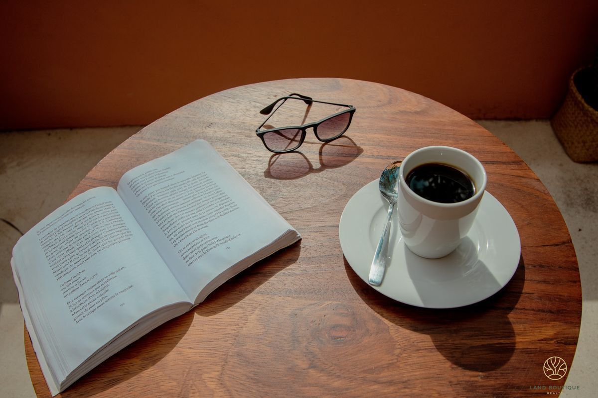 18 de 49: coffee and book in terrace
