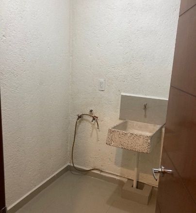 3 of 10: Cuarto de servicio