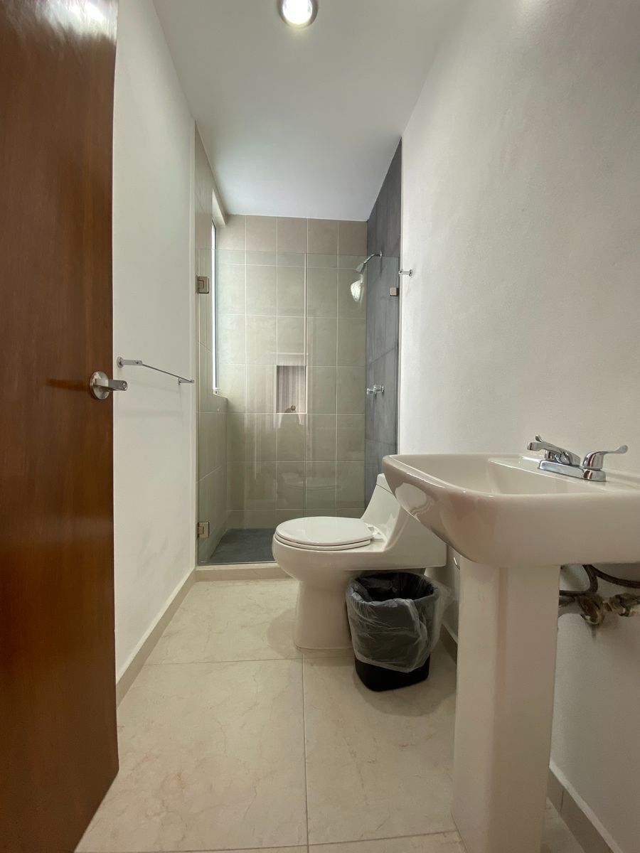 14 de 17: Baño que comparten las habitaciones secundarias