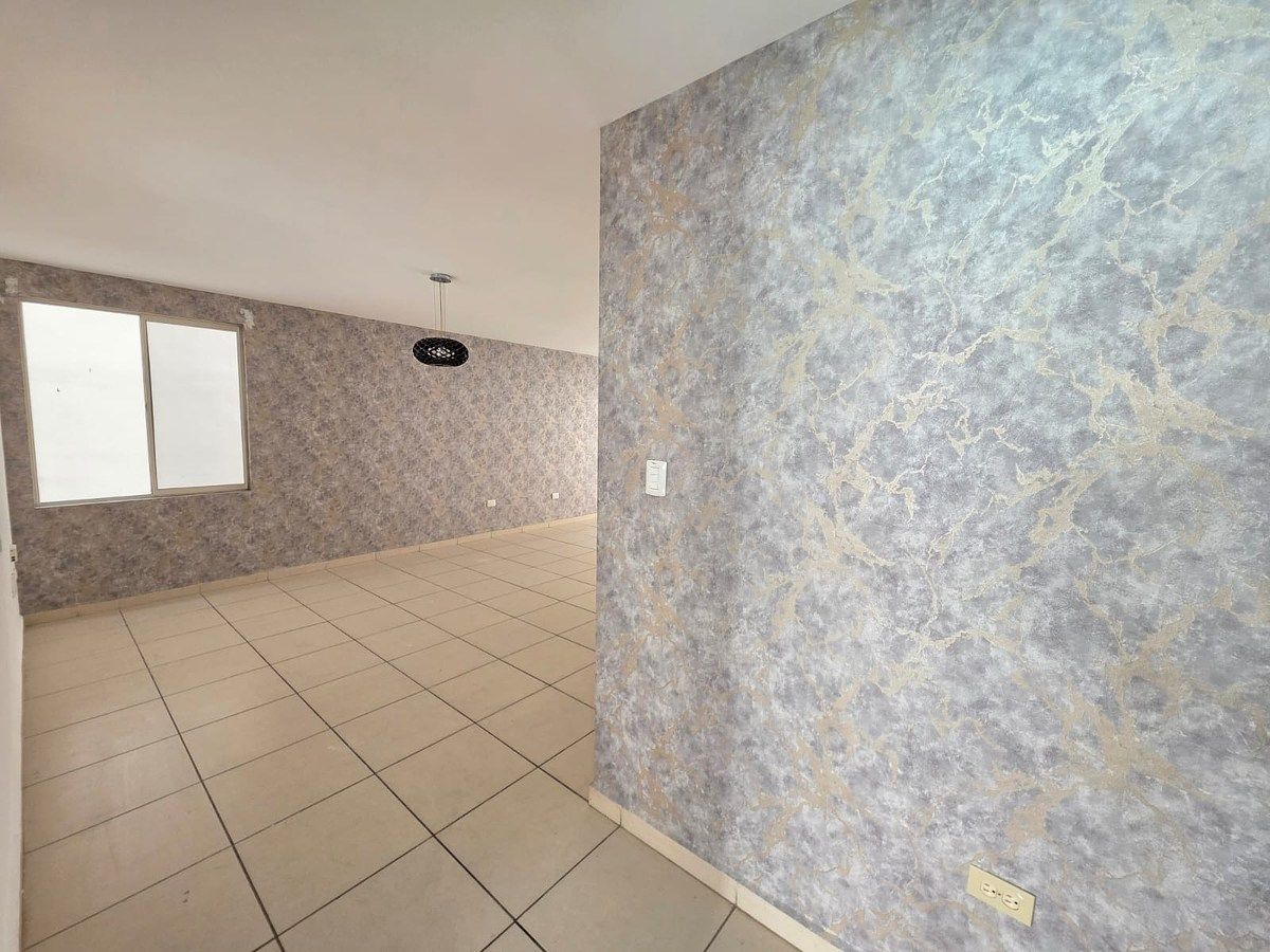 17 of 49: SALA Y COMEDOR CON TAPIZ Y 2CANDILES