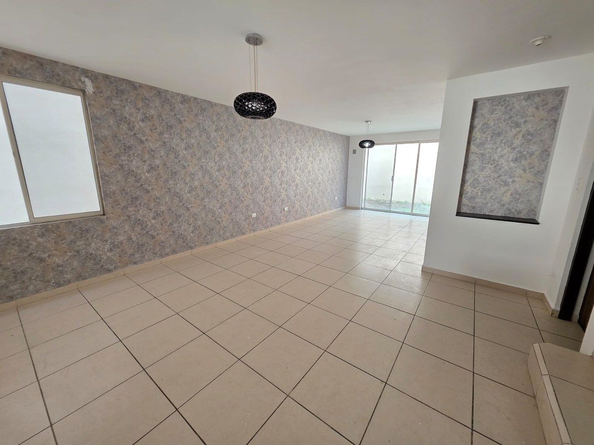 18 of 49: SALA Y COMEDOR CON TAPIZ Y 2CANDILES