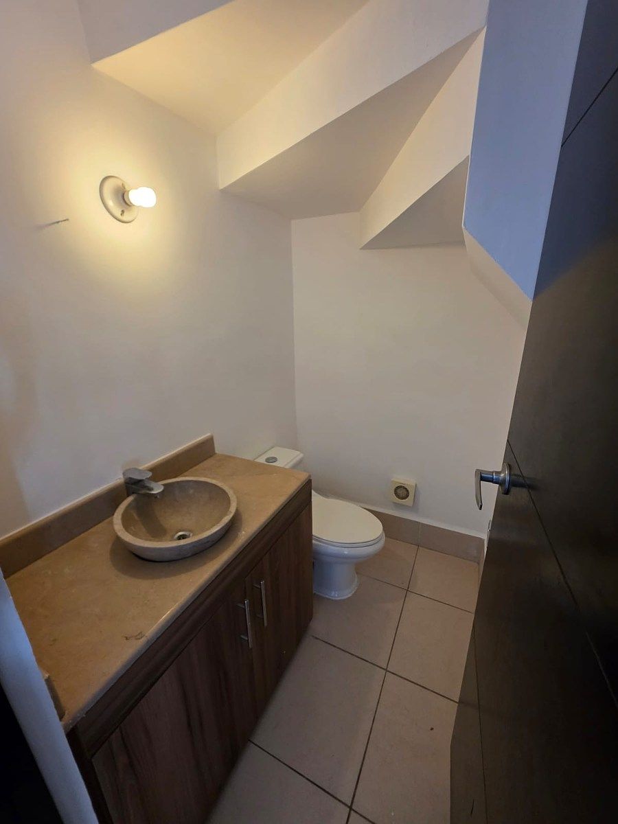 19 of 49: BAÑO VISITAS