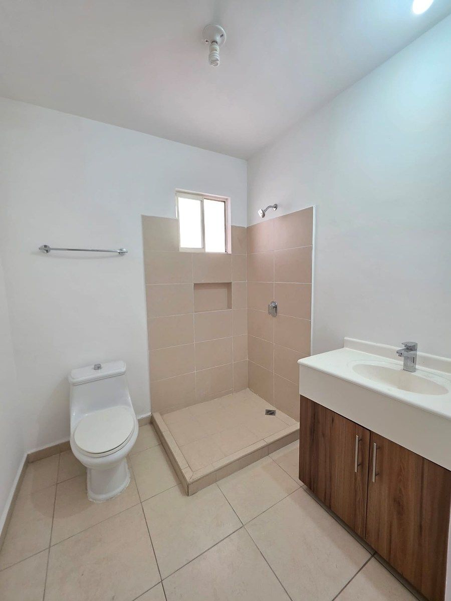 35 of 49: 2DO PISO BAÑO COMPLETO COMPARTIDO REC SECUNDARIAS