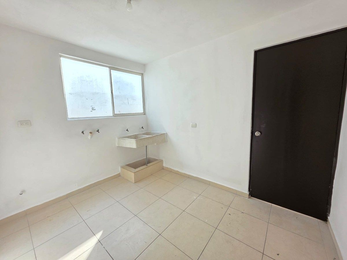 46 of 49: 3ER PISO CUARTO LAVANDERIA CON SALIDA AL PATIO INTERNO