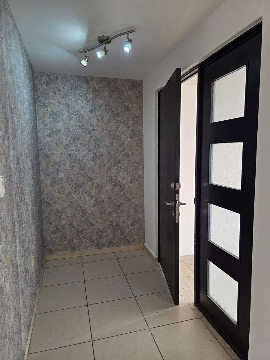 16 of 49: RECIBIDOR CON TAPIZ Y ACCESORIO ILUMINACION