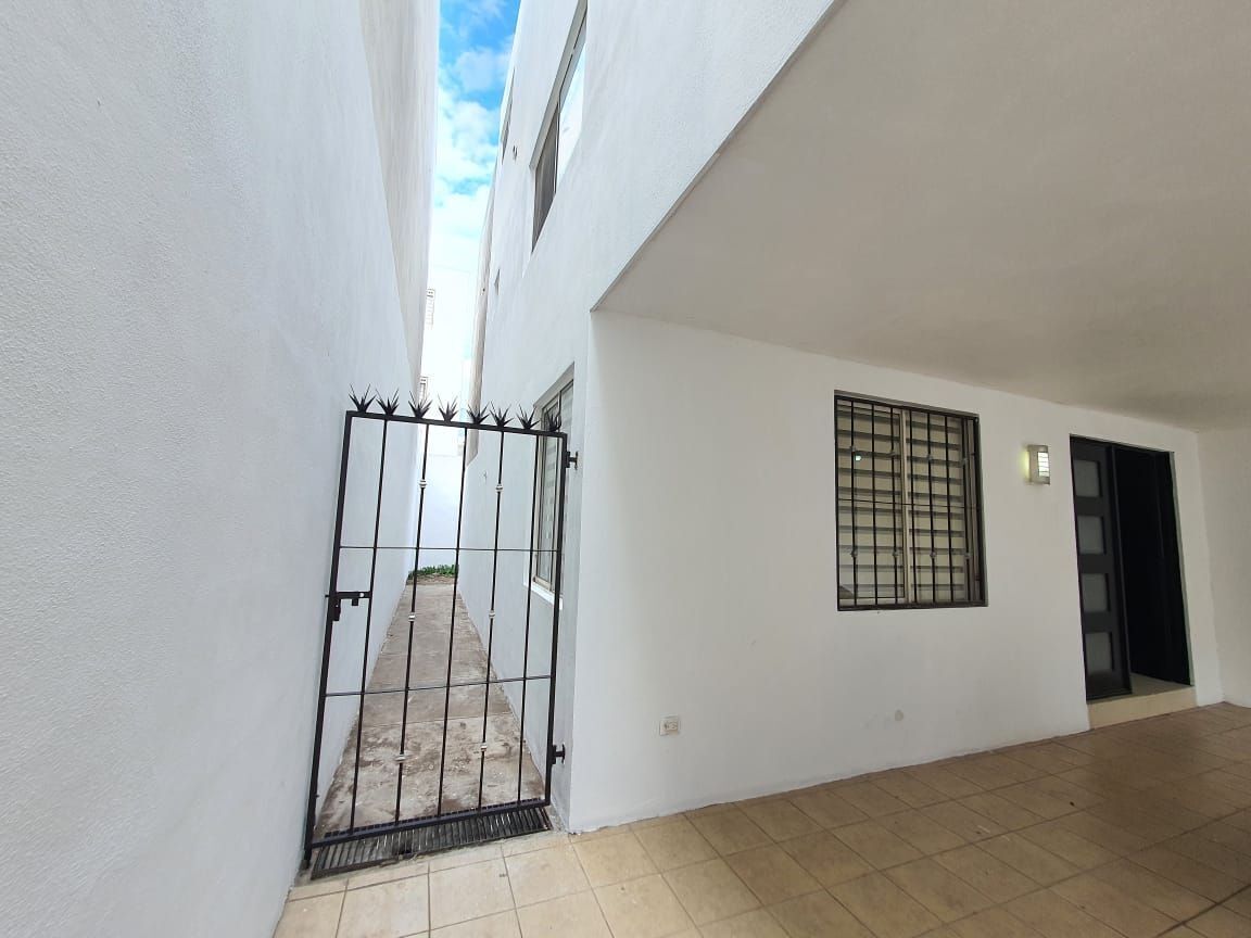 4 of 49: PASILLO LATERAL CON REJA