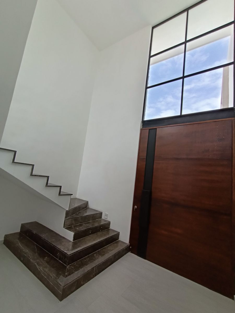 13 de 17: Discreta escalera en casa Altabrisa, Mérida