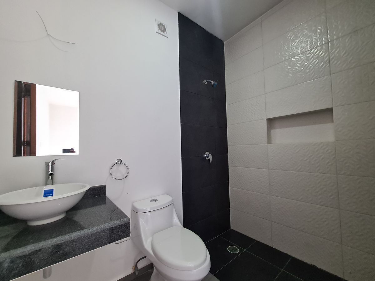16 de 19: Baño completo compartido