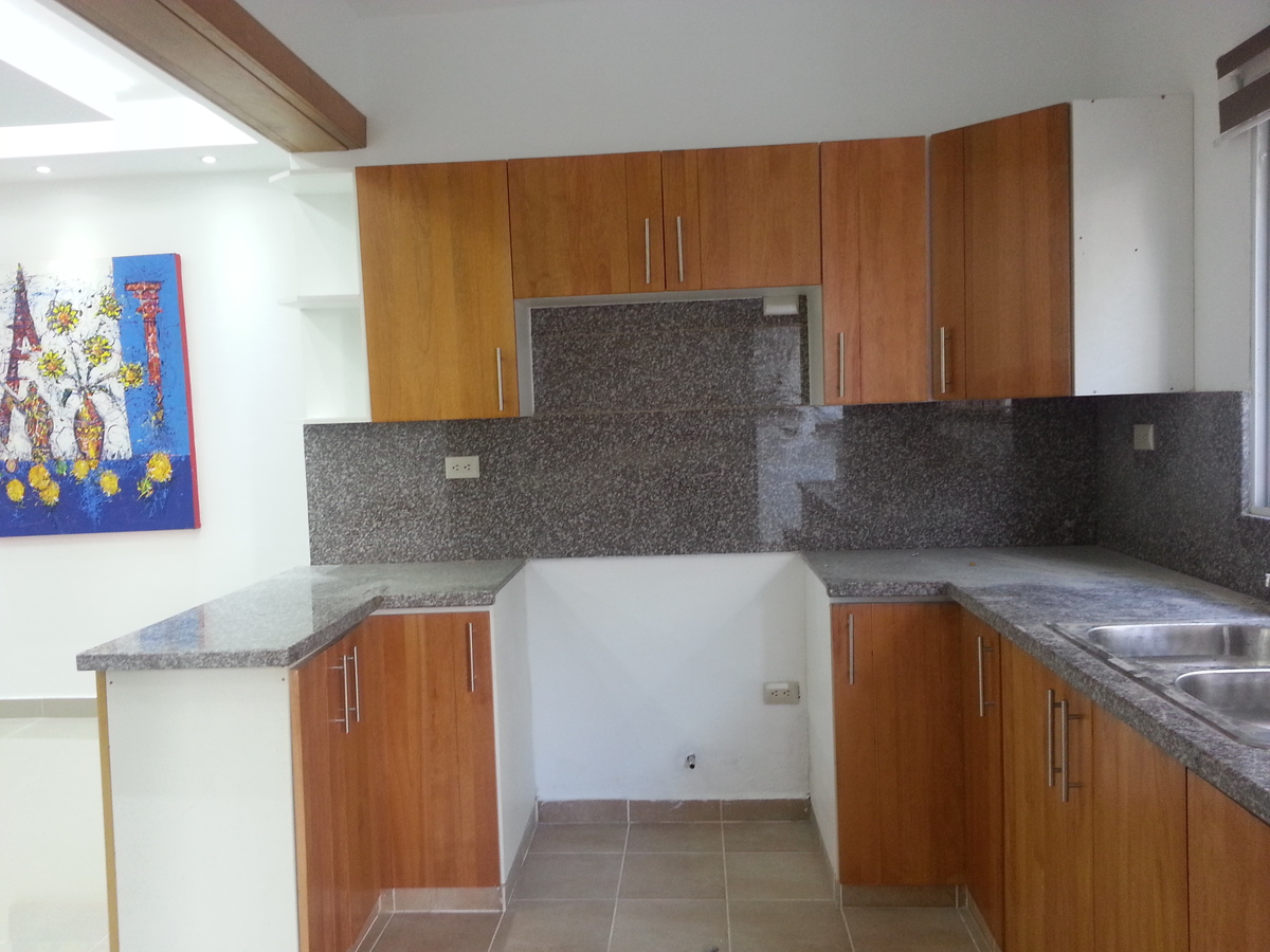 4 de 9: Amplia cocina con decoración en andiroba .