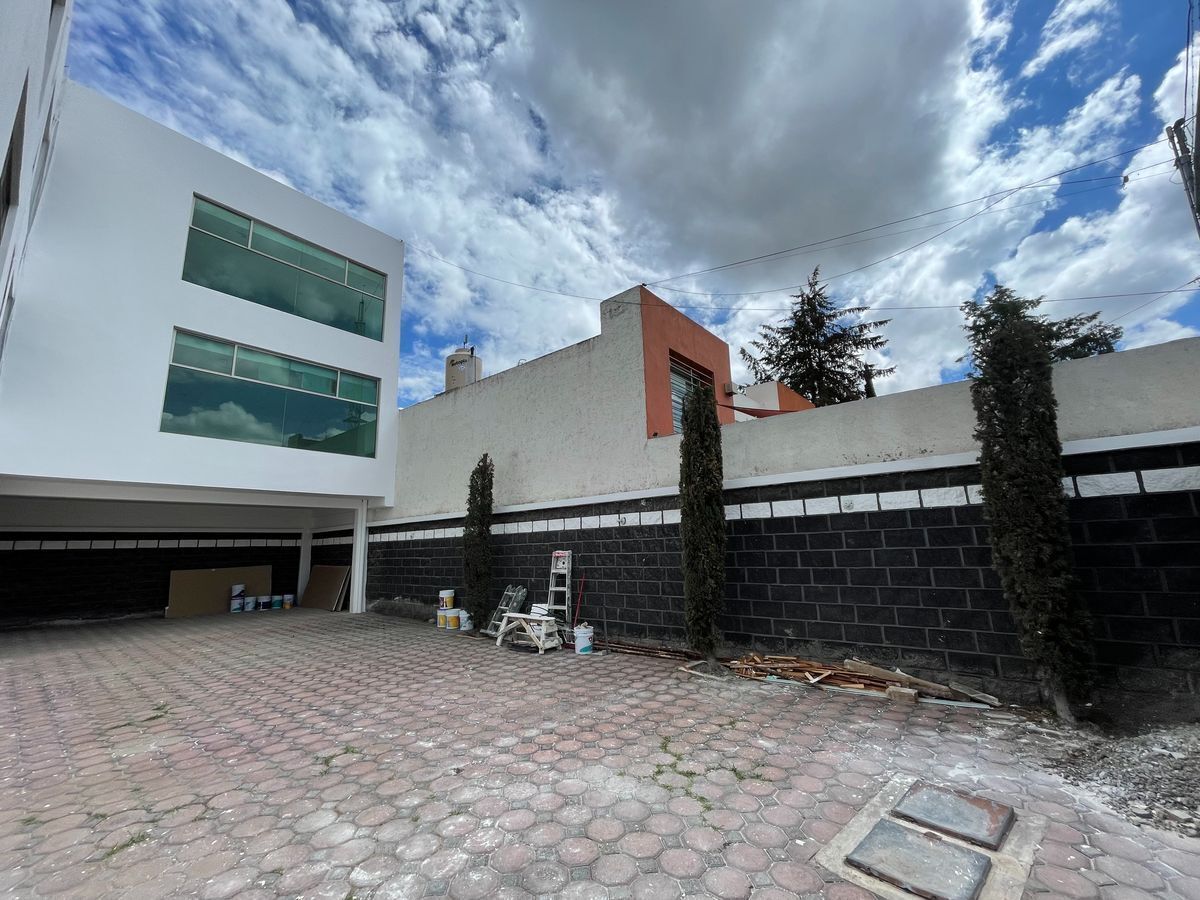 4 de 17: Estacionamiento Privado a un costado