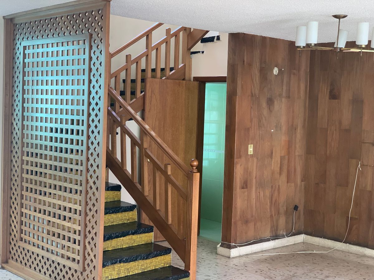 6 de 30: Escaleras y baño visitas