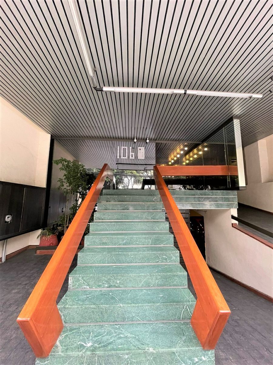 6 de 10: Entrada al edificio. 