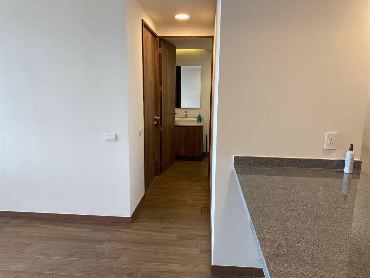 8 of 47: Pasillo hacia recámara y baño