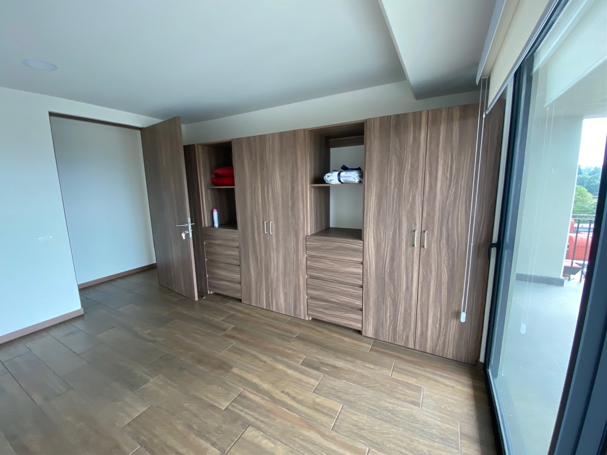 5 of 47: Recámara con amplio closet y salida a terraza.