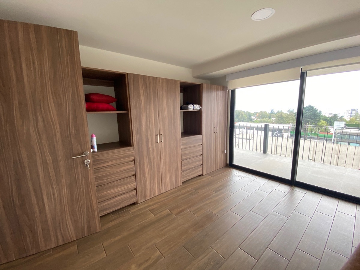 4 of 47: Vista desde recámara.