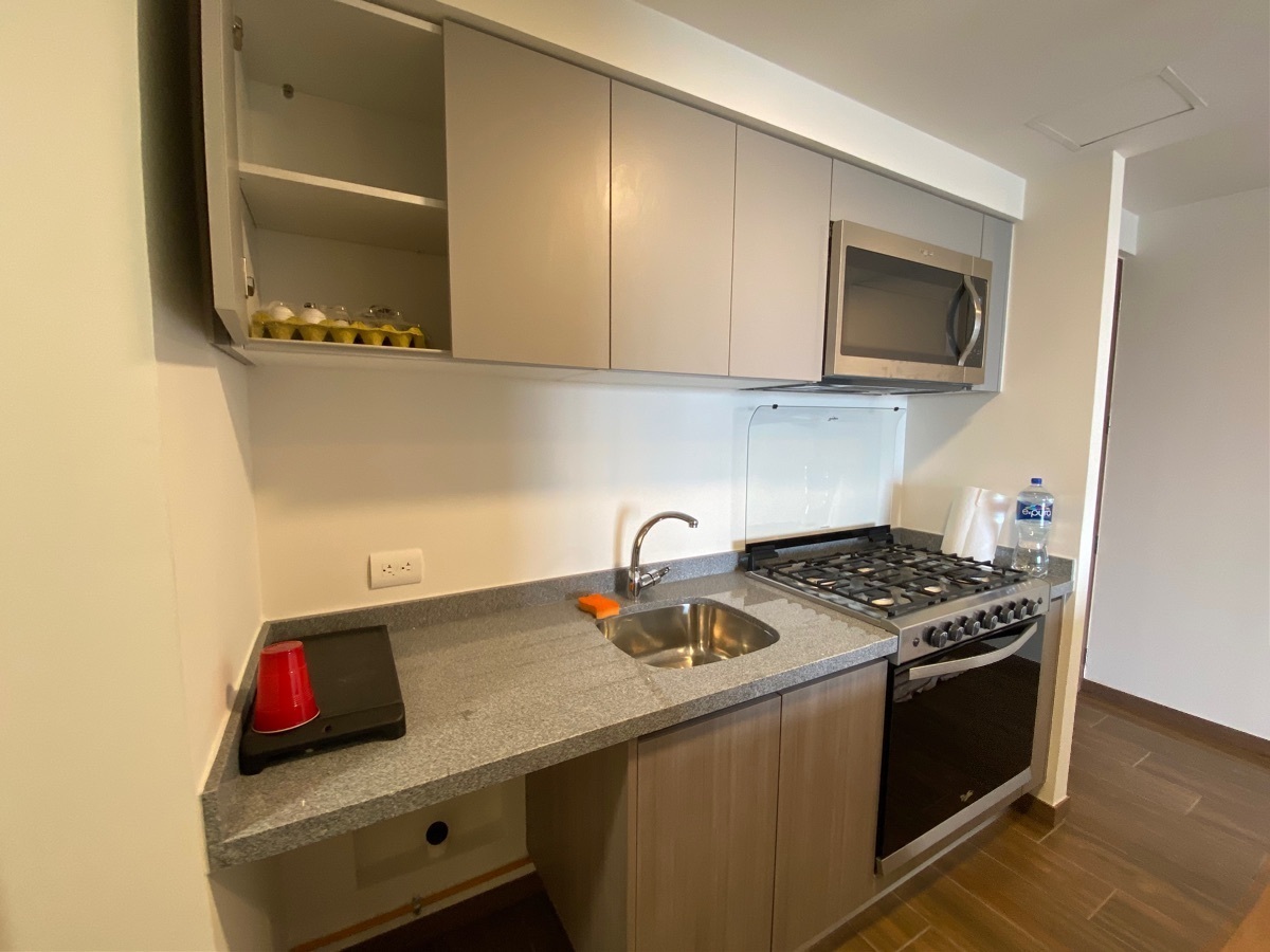 16 of 47: Cocina Integral con microondas.