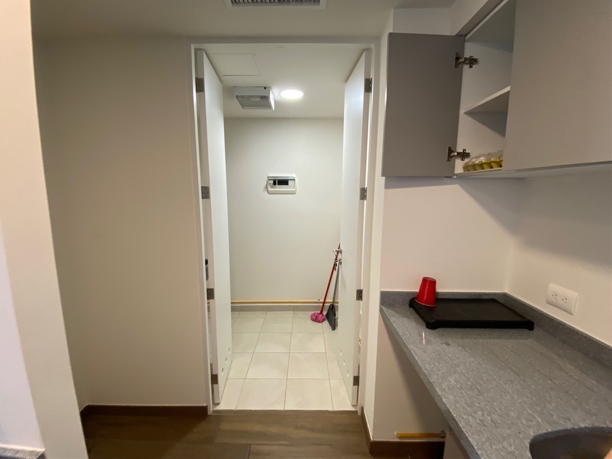 17 of 47: Pasillo de la cocina hacia cuarto de lavado.