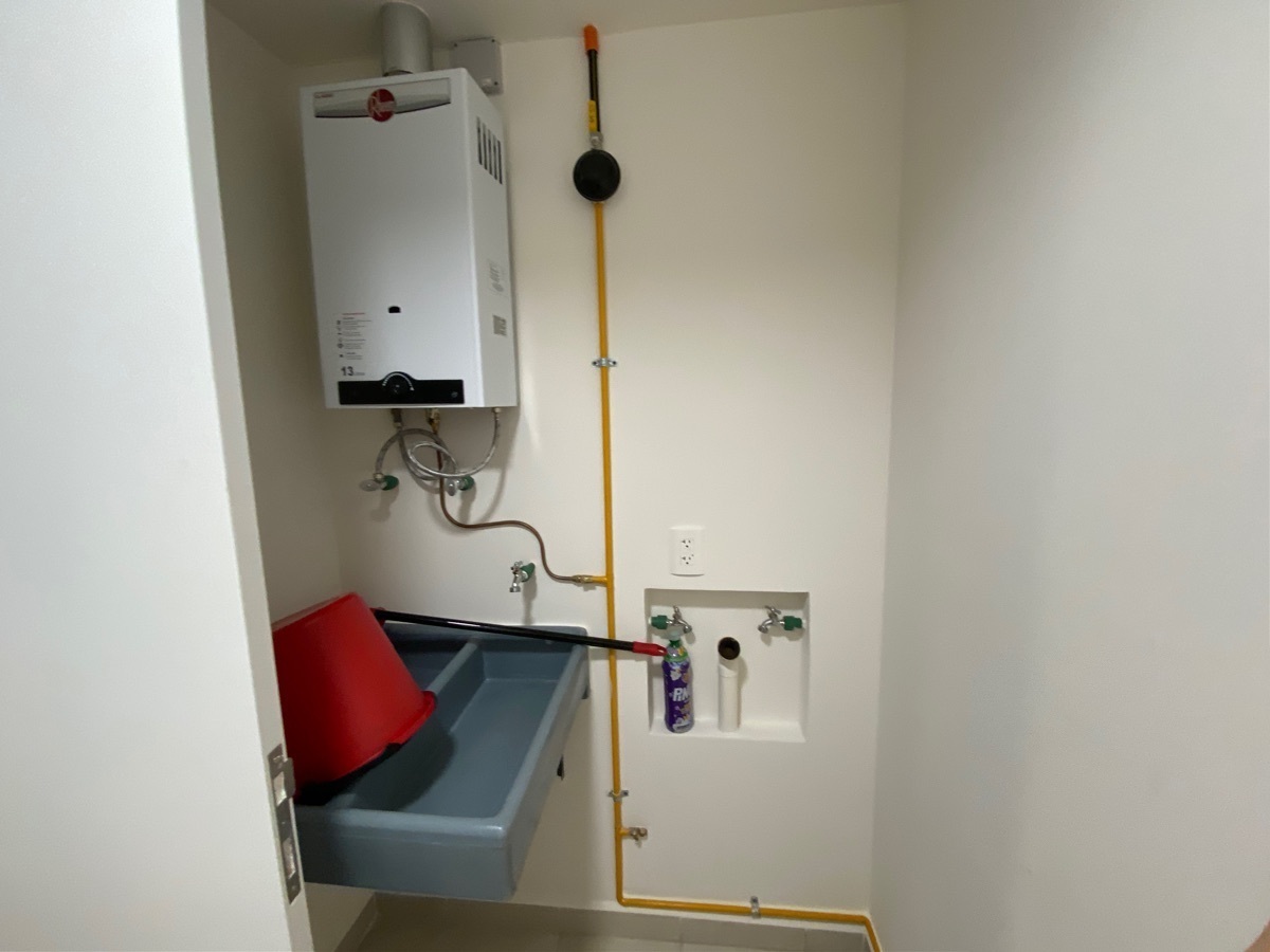 18 of 47: Cuarto de lavado con instalación para centro de lavado