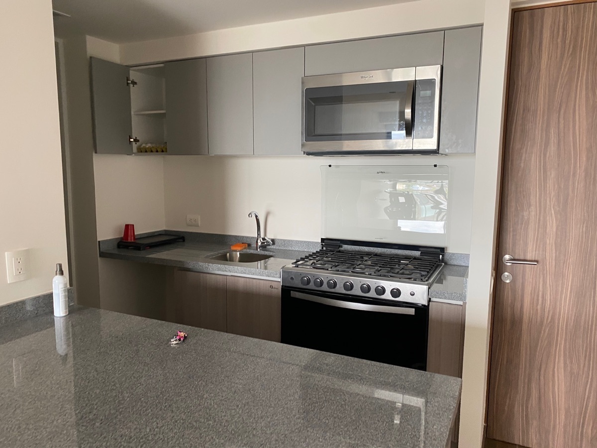 3 of 47: Cocina integral con microondas.