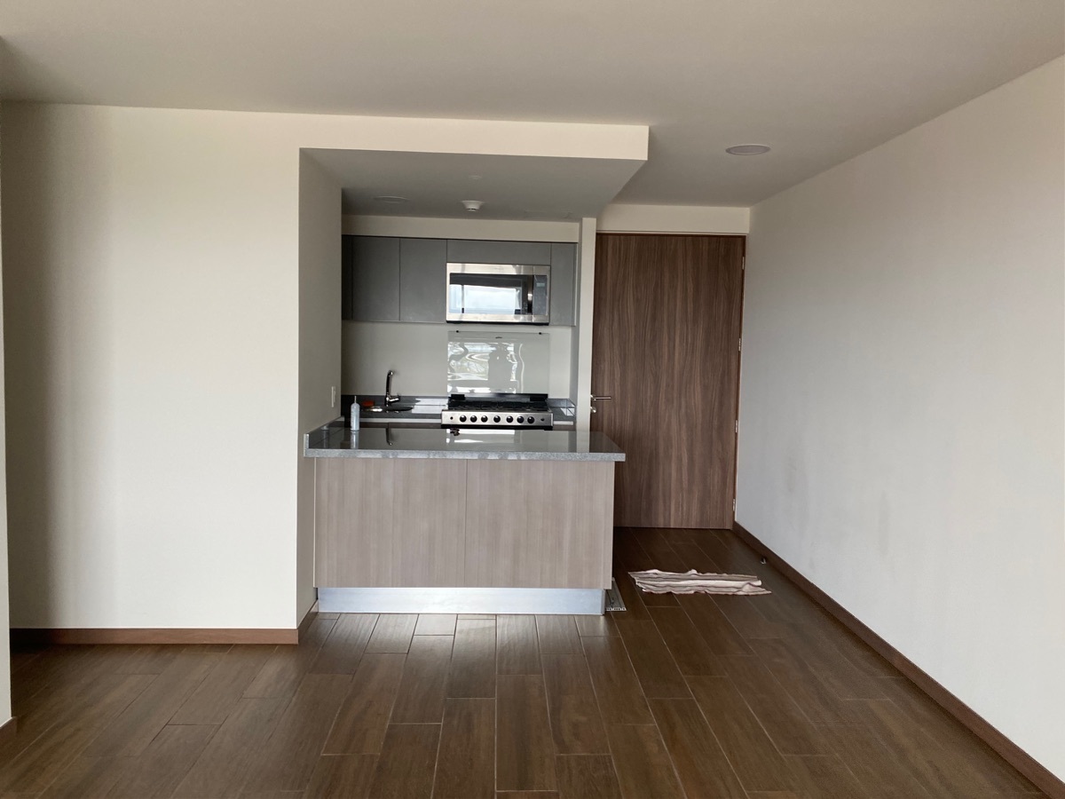 19 of 47: Vista desde sala comedor a la cocina. 