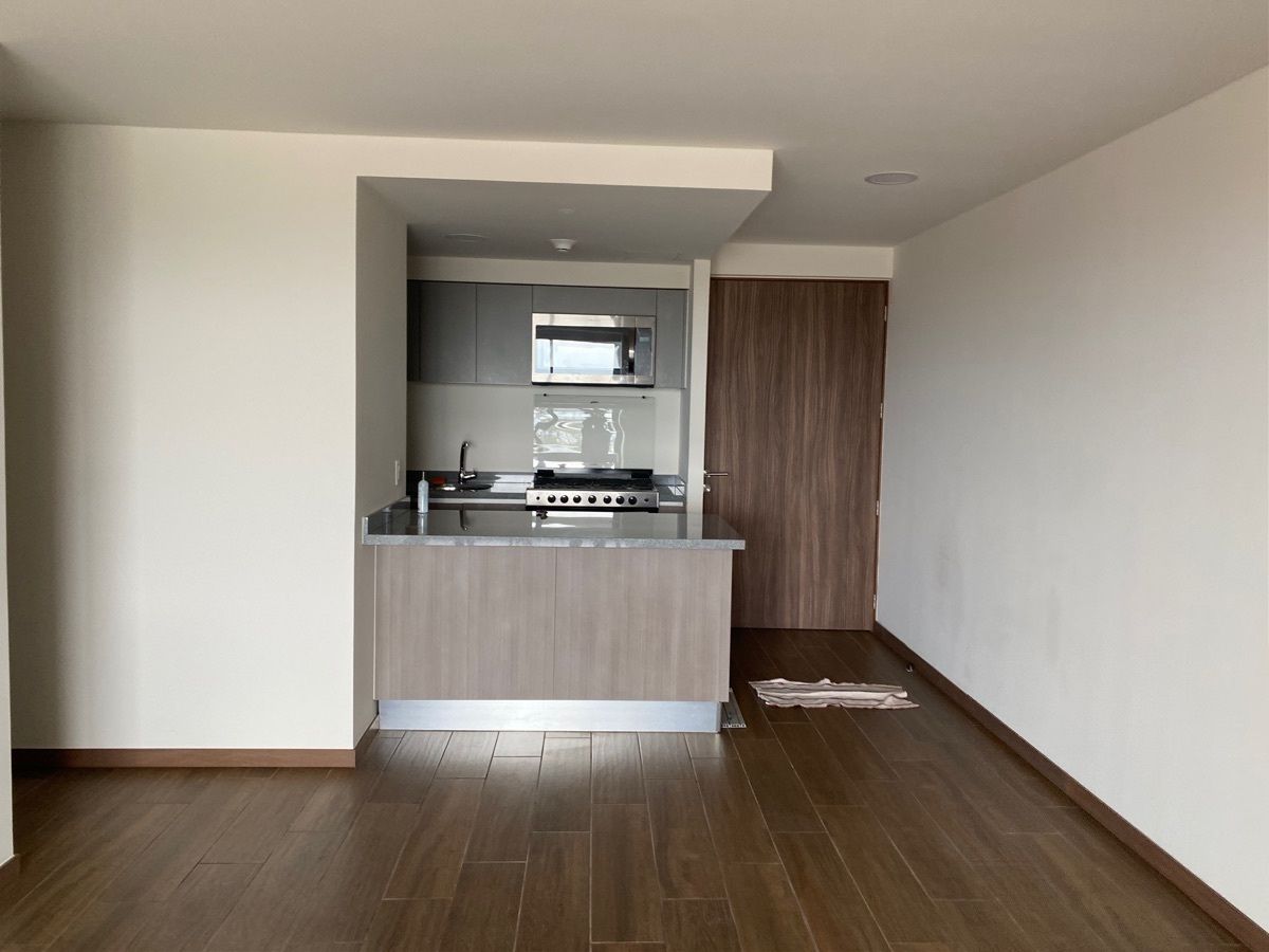 19 of 47: Vista desde sala comedor a la cocina.