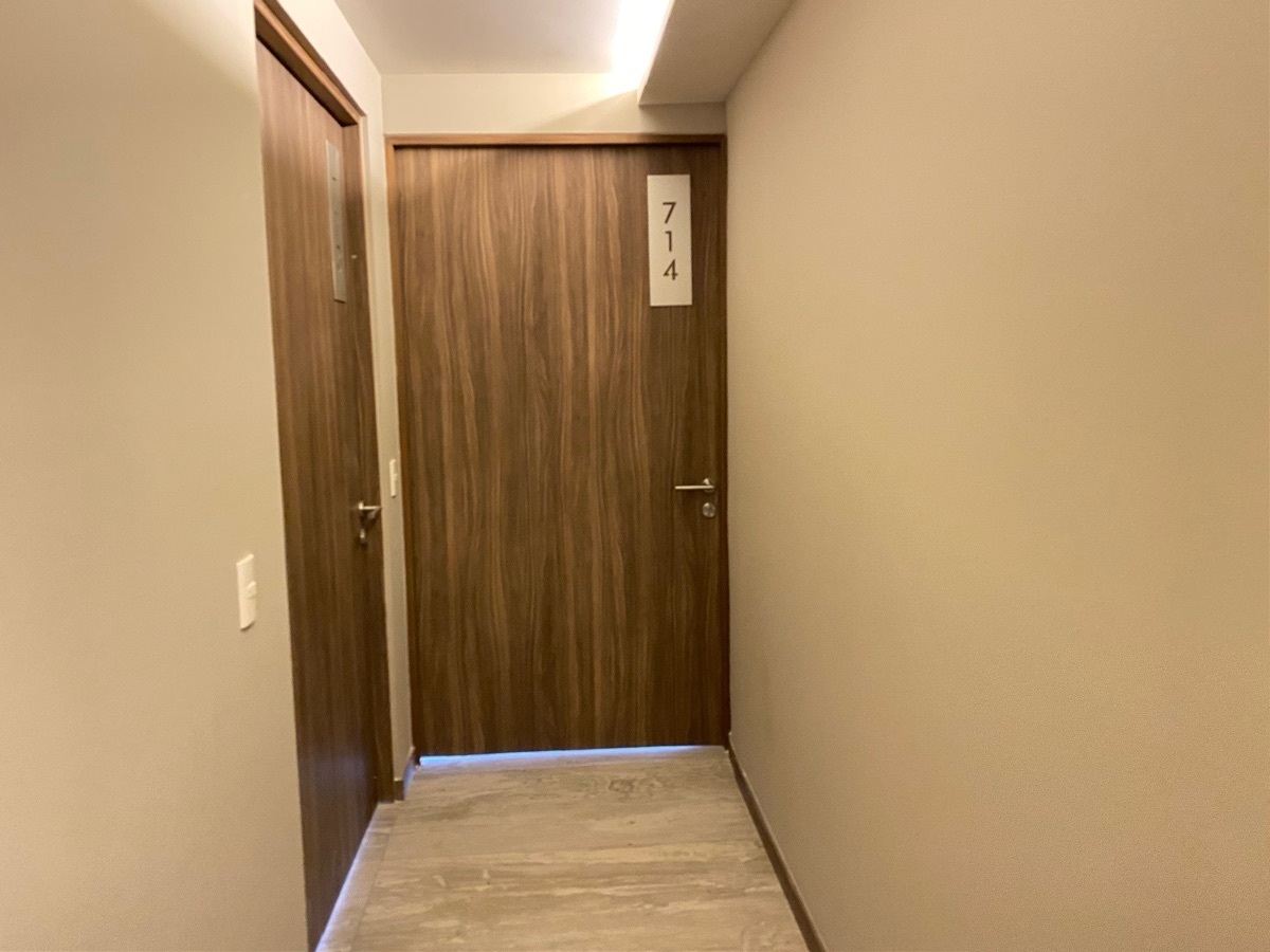 24 of 47: Entrada del departamento