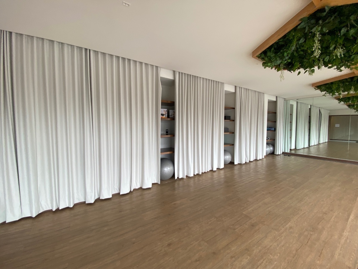 33 of 47: Salón de yoga y diversas clases