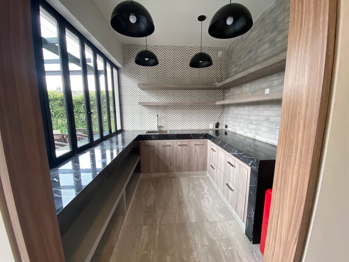 35 of 47: Cocineta del bar de jugos, disponible para tus reuniones.