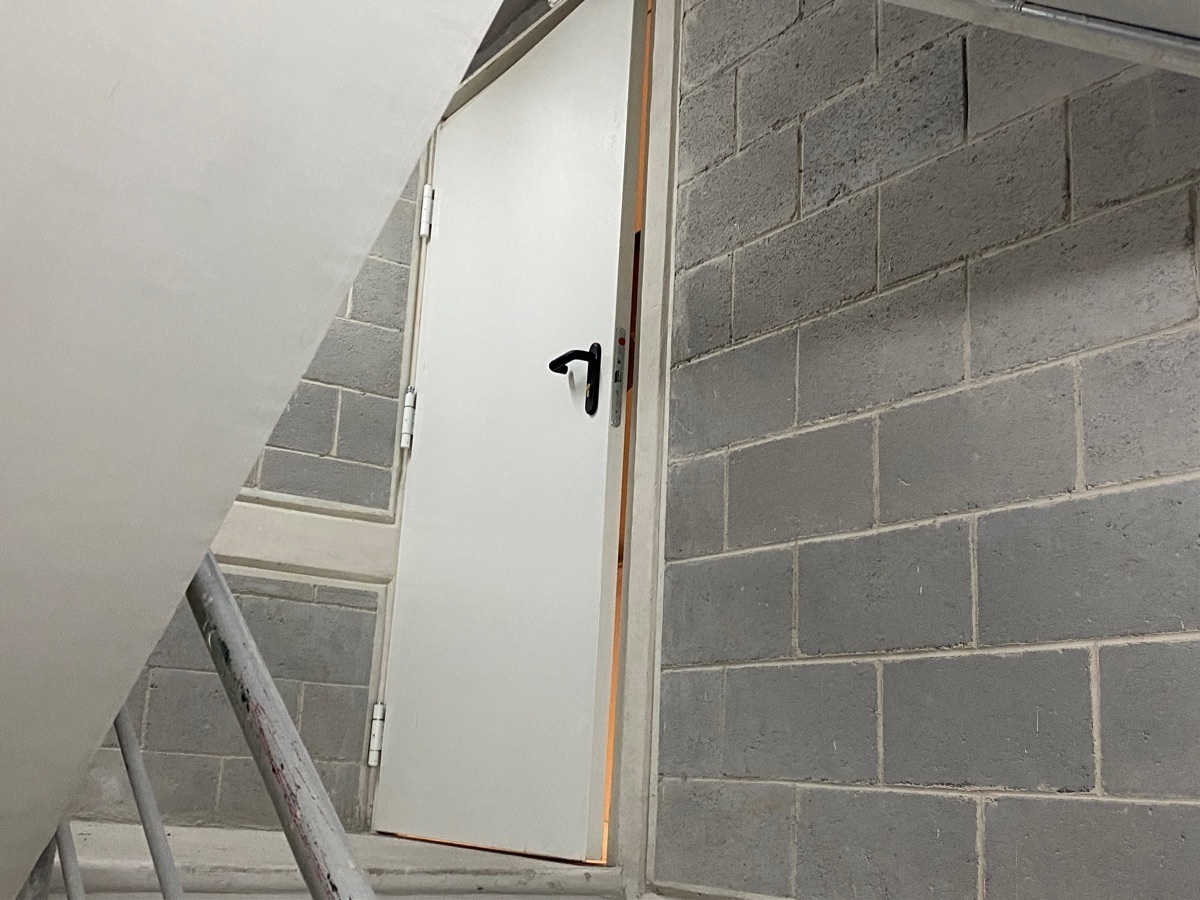 41 of 47: Escaleras de emergencia