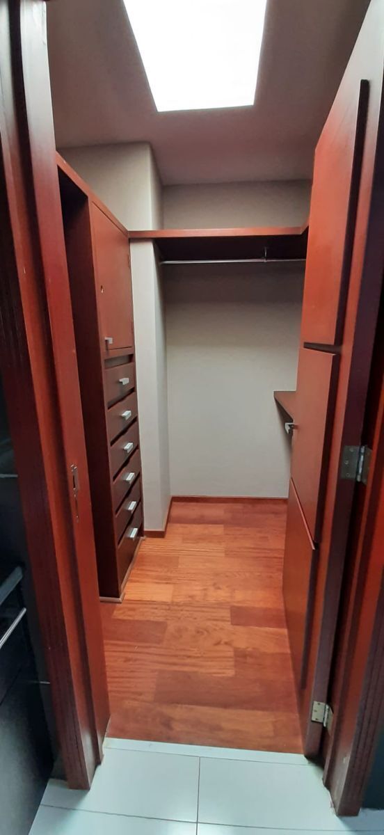 Closet con vestidor.