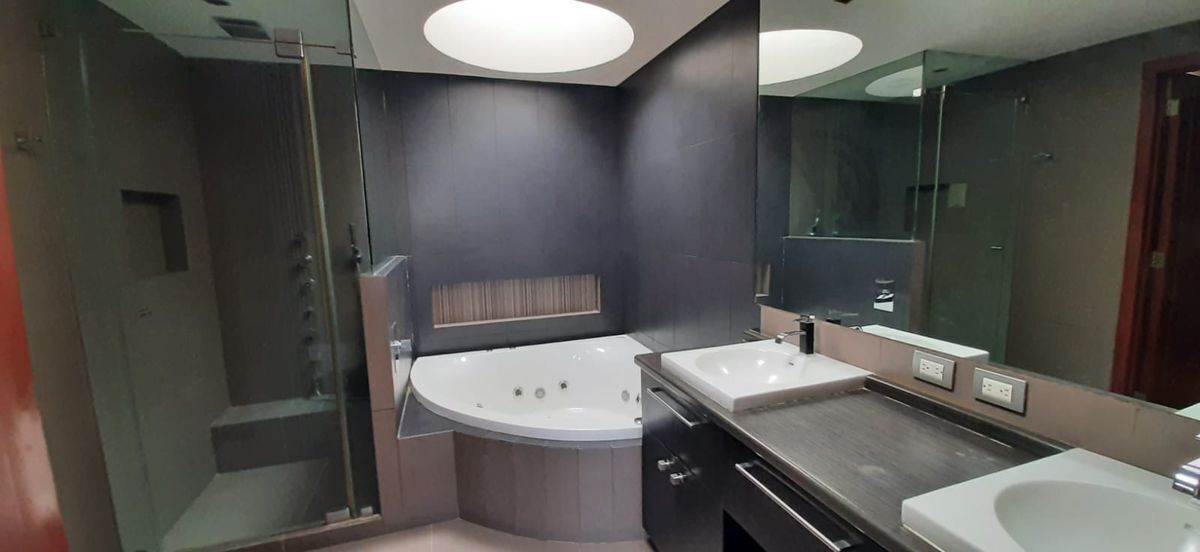 Jacuzzi, en baño de recámara principal.