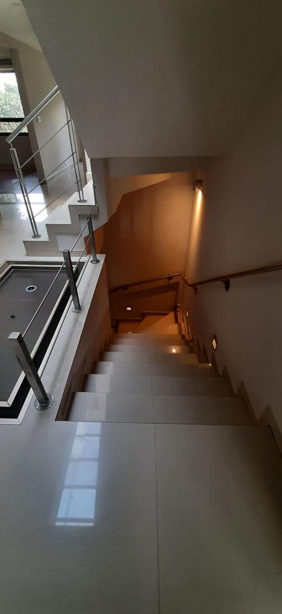 Escalera que baja a semi-sótano.