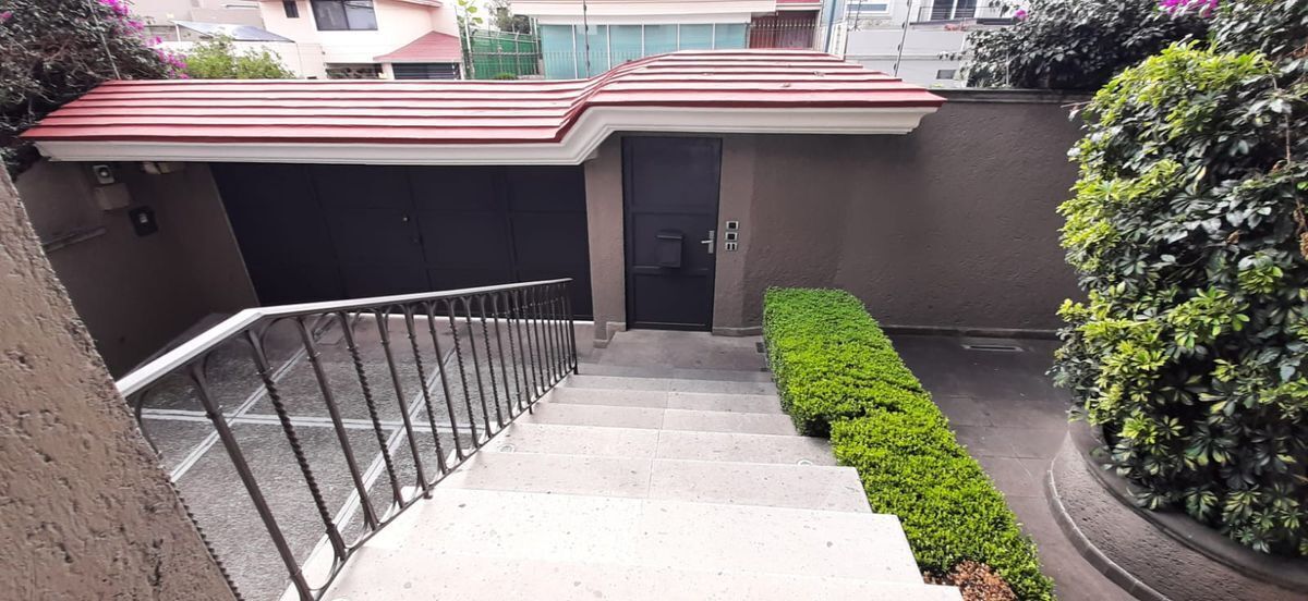 Acceso del Garage a sala-comedor.