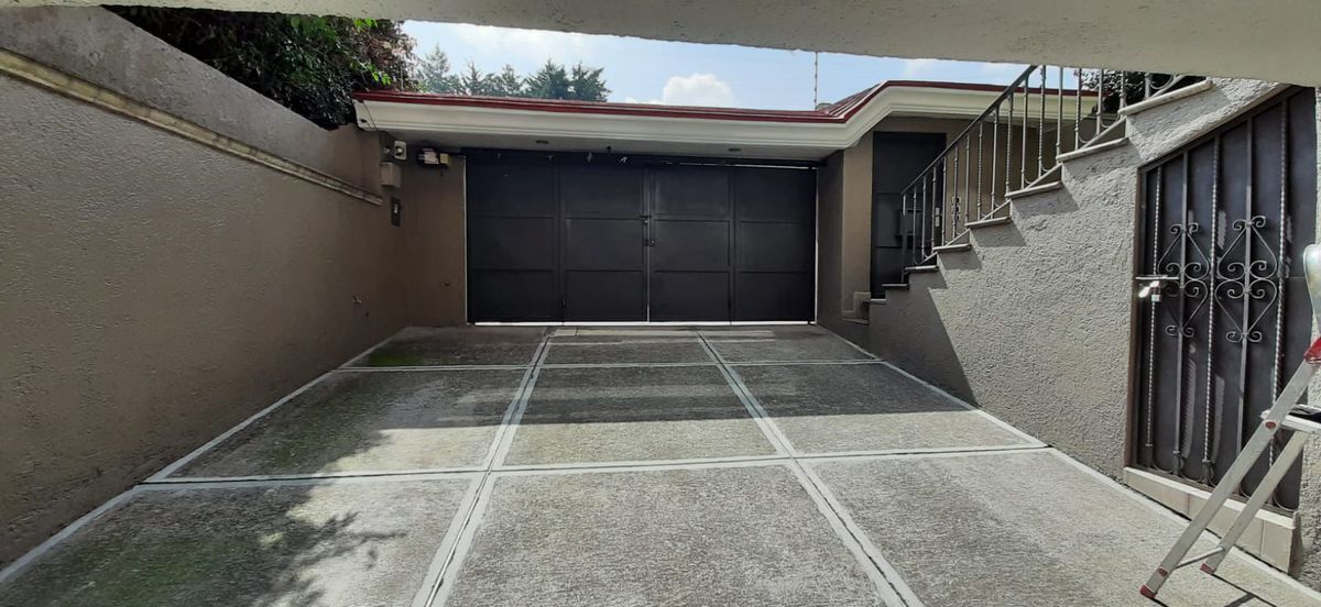 Garage para 4 autos y bodega.