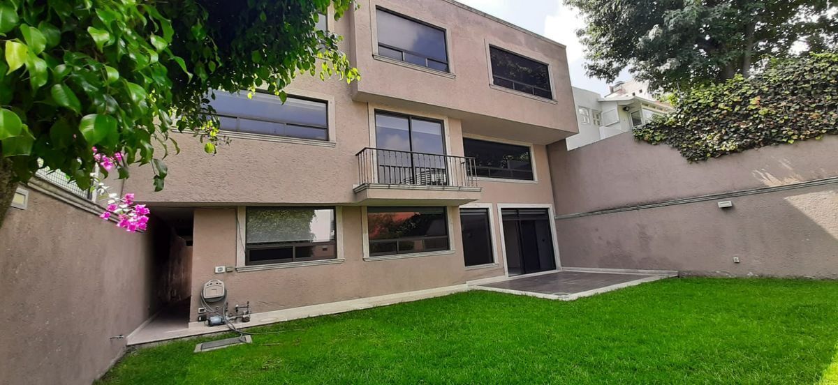 Amplio jardín (posterior).