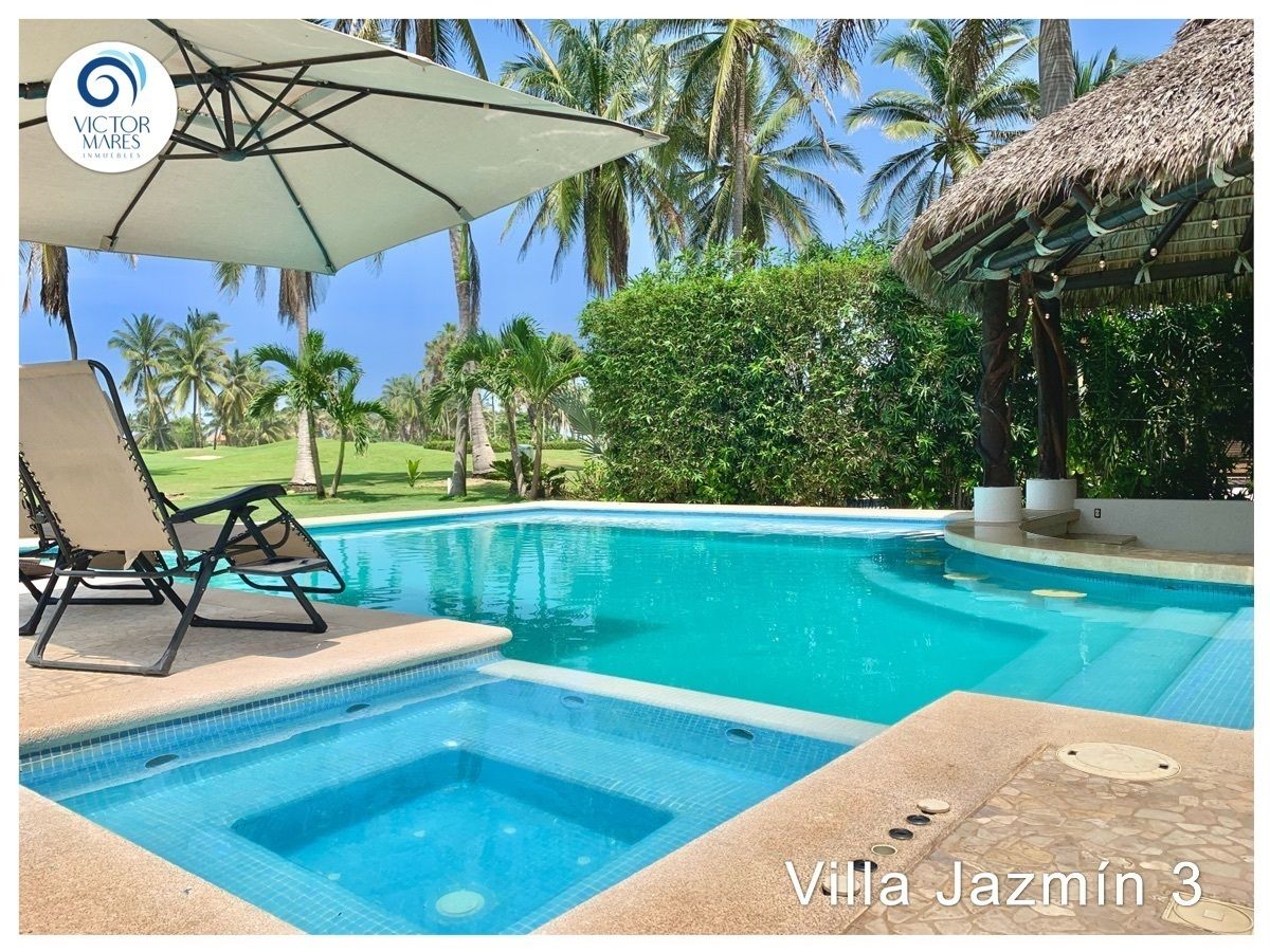 3 de 38: Alberca con jacuzzi 