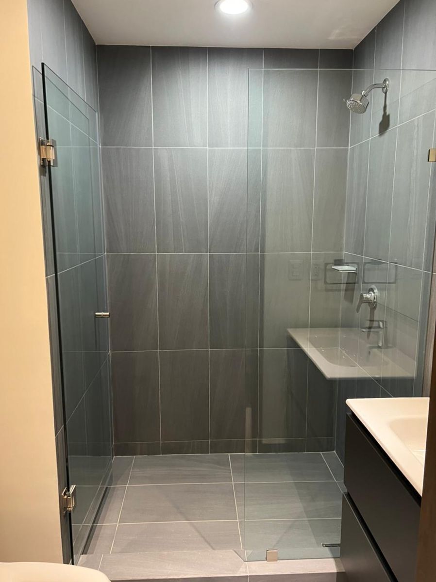 5 de 13: BAÑO CON CANCEL DE VIDRIO