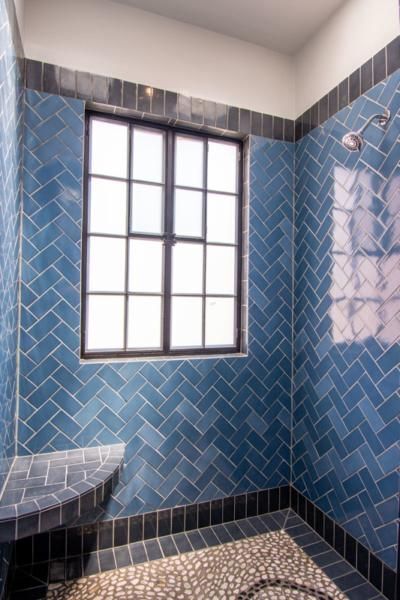 17 de 26: Baño con azulejo color azul.