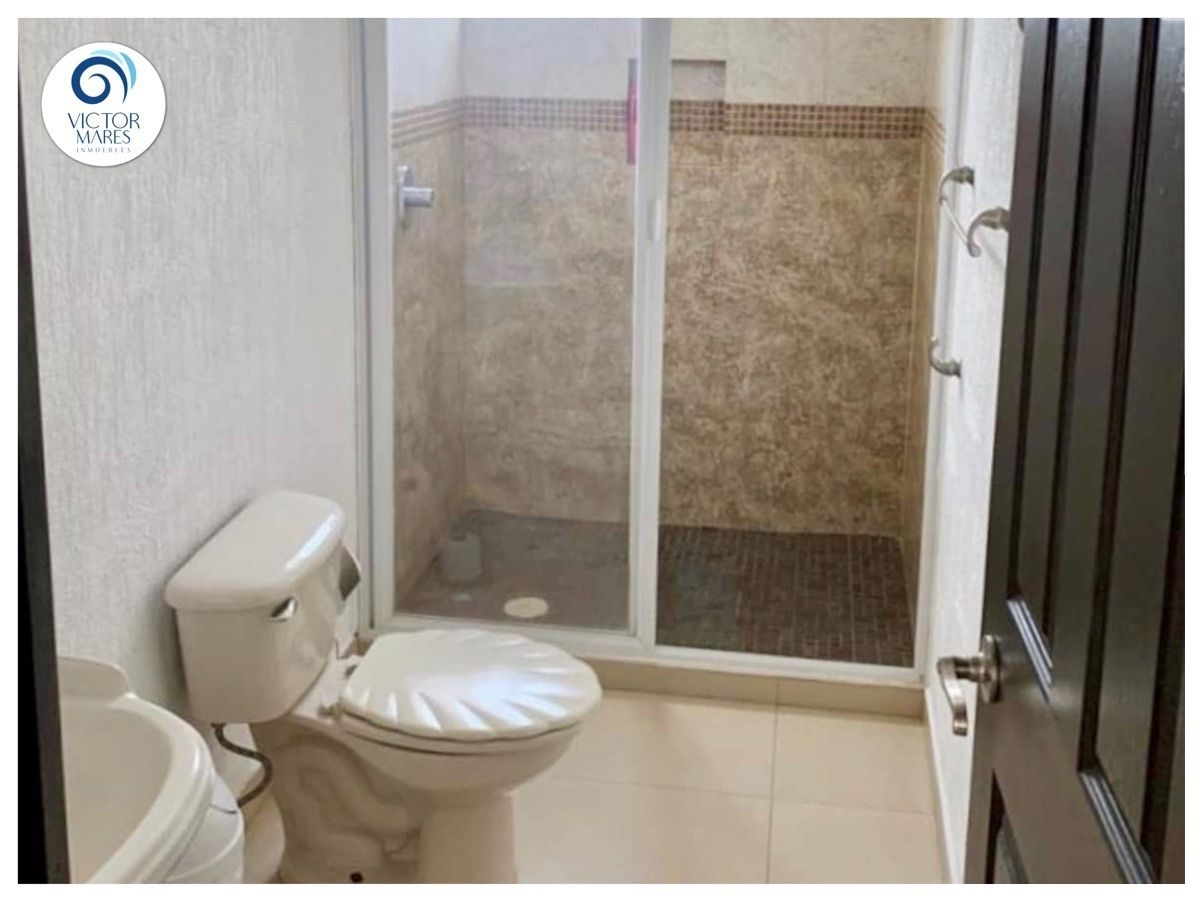 4 de 26: Baño de habitación 3 