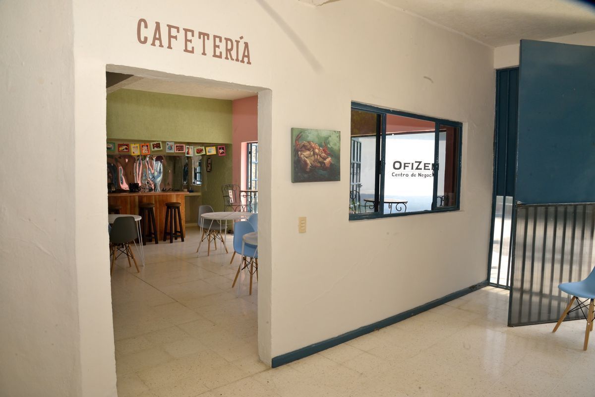 2 de 7: Cafetería